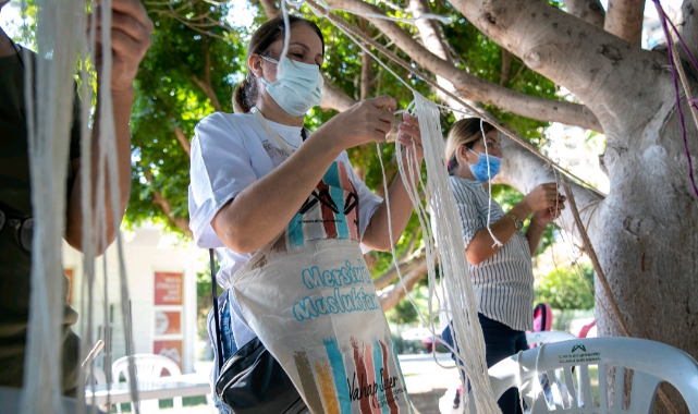 Kadınlar makrome yapmayı öğreniyorlar