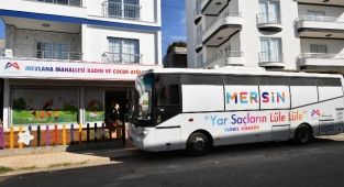 Büyükşehir gönüllülerl Mobil Kuaför'de