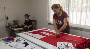 Kostümler kadınların elinden