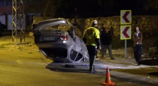 Takla atıp ters dönen otomobildeki 3 kişinin burnu bile kanamadı
