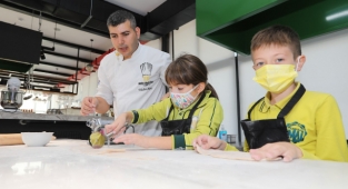 Yöresel yemekleri öğreniyorlar