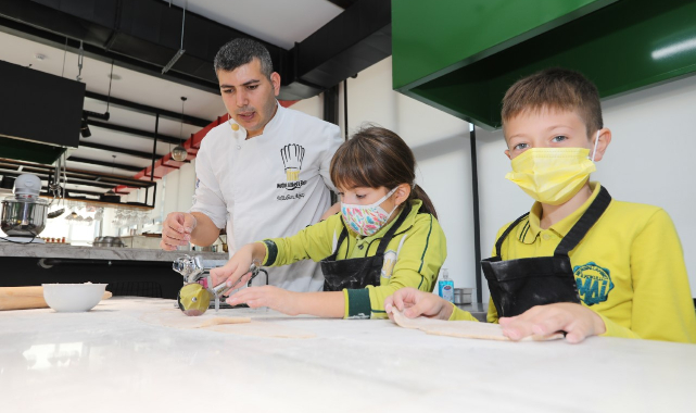 Yöresel yemekleri öğreniyorlar