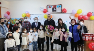 Çocukların kartopu ile karne sevinci