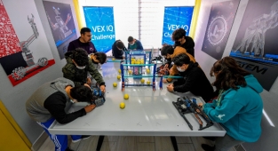Atölyede çocuklar robot tasarlıyor