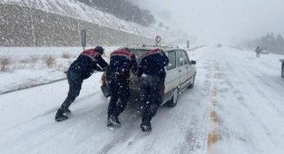 Jandarma'dan yolda kalanlara destek