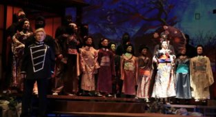 Bu kuklalar opera söylüyor