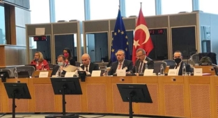 CHP'li Yalım, Brüksel'de görev başında