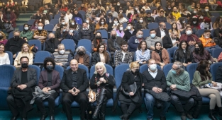 Duayenler Mersin Şehir Tiyatrosu'nu izliyor