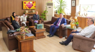 İl Milli Eğitim Müdürü'ne kilim ve bağlama hediye edildi