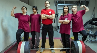 Kır Çiçekleri Naim Süleymanoğlu yolunda