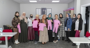 MERCEK'te Kursiyerler dikiş makinesi başında