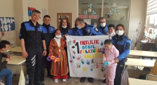 Polis'ten özel çocuklara ziyaret