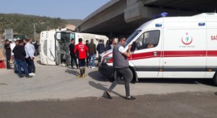 Akkuyu NGS servis aracı devrildi 11 kişi yaralandı