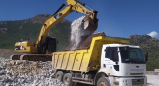 Aydıncık'ta yollar onarılıyor
