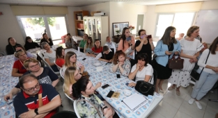 Başkan Tarhan, savaştan kaçan Ukraynalılarla buluştu