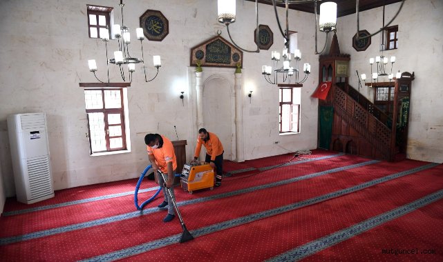 Camilerde Ramazan temizliği