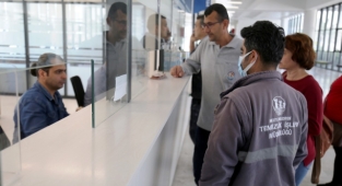 Mezitli Belediyesi çalışanları ihtiyaç sahiplerine yardım etti