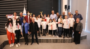 Mezitli’nin başarılı sporcuları Başkan Tarhan’la bir araya geldi