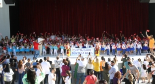 Mezitli’nin Minikleri 23 Nisan Coşkusunu Aileleriyle Birlikte Yaşadı