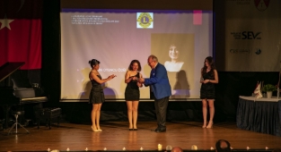 Seçer'e ‘Yılın Sanat Öncüsü’ ödülü