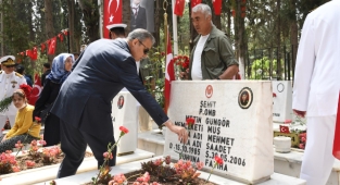 Mersin Valisi Su, Şehitlerin kabirlerine karanfil bıraktı
