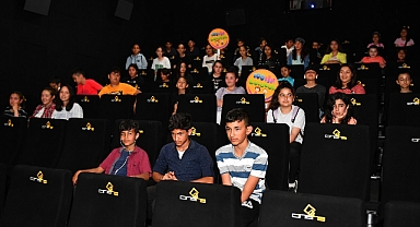 65 Öğrenci, sinemada keyifli bir gün geçirdi