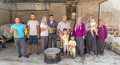 Mersin BB'den üzüm sıkma makinesi