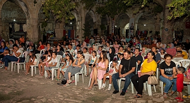 Tarihi Taşhan'da konser ve sinema keyfi