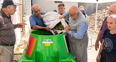 Cevizleri makine soyuyor