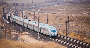 Ulaştırma Bakanı Karaismailoğlu: Hızlı trende günlük 31 bin 651 yolcu ile tüm zamanların rekorunu kırdık 