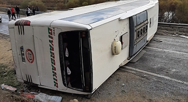 Mut'ta yolcu otobüs devrildi: 9 yaralı