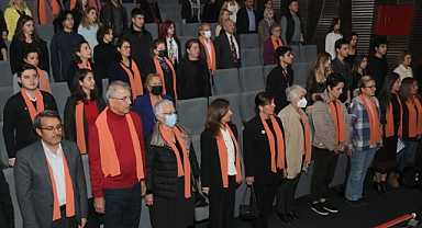 Kadına yönelik şiddeti şarkılı, tiyatrolu tepki