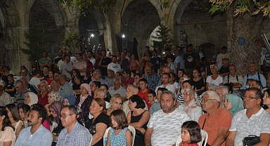 Tarihi Taşhan’da Karacaoğlan gecesi düzenlendi