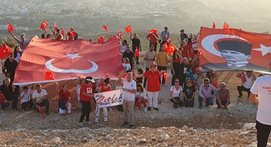 Dünyanın zemine işlenmiş en büyük bayrağına yürüdüler, fener alayıyla coştular