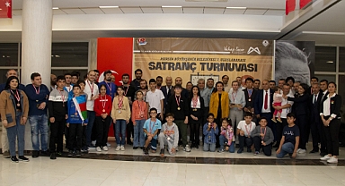 Satranç Turnuvası'nda sporculara ödülleri verildi