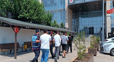 Göçmen kaçakçılarına operasyonda 5 gözaltı