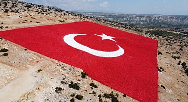 Dünyanın zemine işlenmiş en büyük bayrağı boyandı