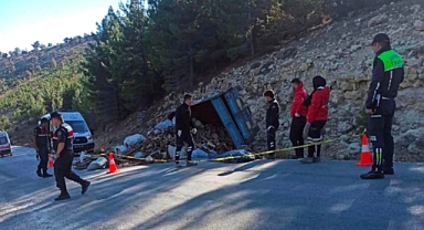 Mut'ta traktör devrildi 1 ölü, 1 yaralı 
