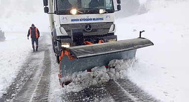 Büyükşehir çobanları ve hayvanları donmaktan kurtardı