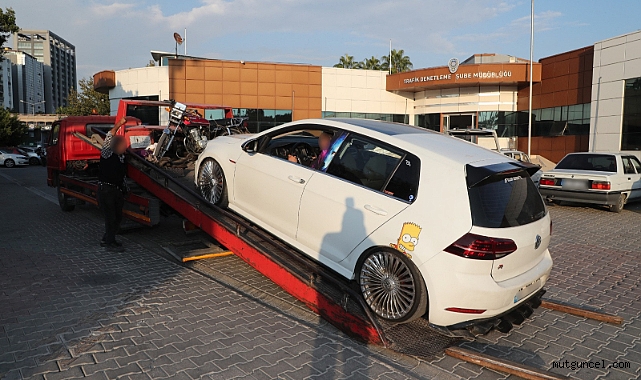 Yol kesen düğün konvoyu araçları trafikten men edildi