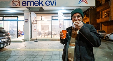 Emekçiler çorba ile ısınıyor