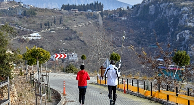Kenyalı maratoncular doğada antreman yaptı