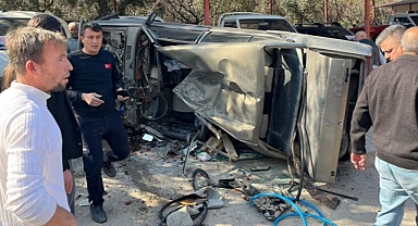 Park halindeki araçlara çarptı: 2 yaralı