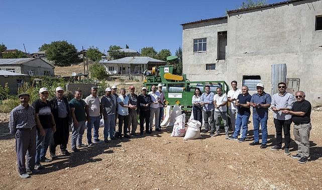 Mutlu üreticilere 'Tohum Eleme Makinesi' desteği