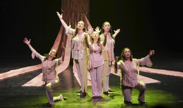 ‘Ben Anadolu’ oyunu perdelerini Büyükşehir’in Emekli Evi üyelerine açtı