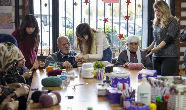 Alzheimer hastaları Büyükşehir ile sanata ve hayata dokunuyor