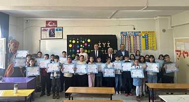 Kaymakam Çelikkol karne sevincine ortak oldu