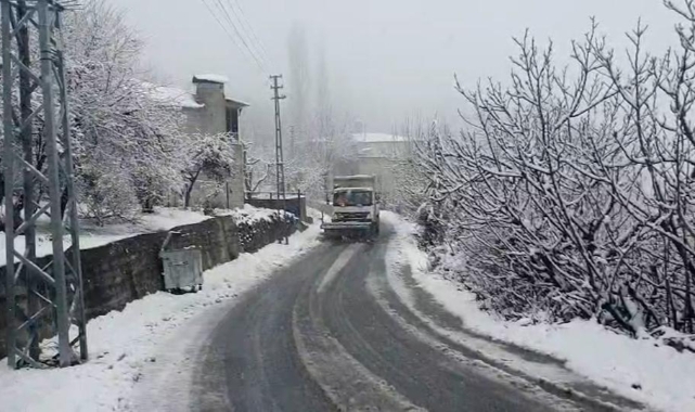 Mersin Büyükşehir ekipleri karla mücadelesini sürdürüyor