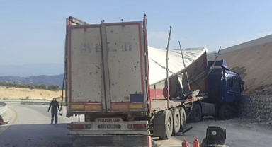 Mut'ta TIR kazası 1 ölü 3 yaralı