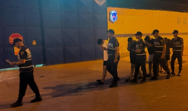 Polise kimlik göstermediler, karakolun camlarını kırdılar